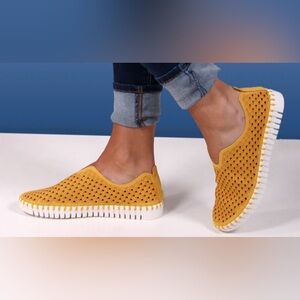 Isle Jacobsen 139 Tulip Slip On Perforated Yellow Golden Rod Sneakers Size 38